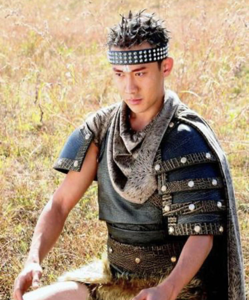 鸡毛穿一身、通天大脑门…国产神话剧的惊人造型，他们全都承包了