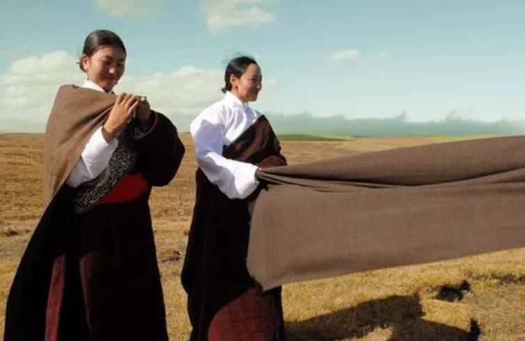 2004年，美国女孩入藏寻根，嫁农村小伙生3女儿，1条围巾卖1万元