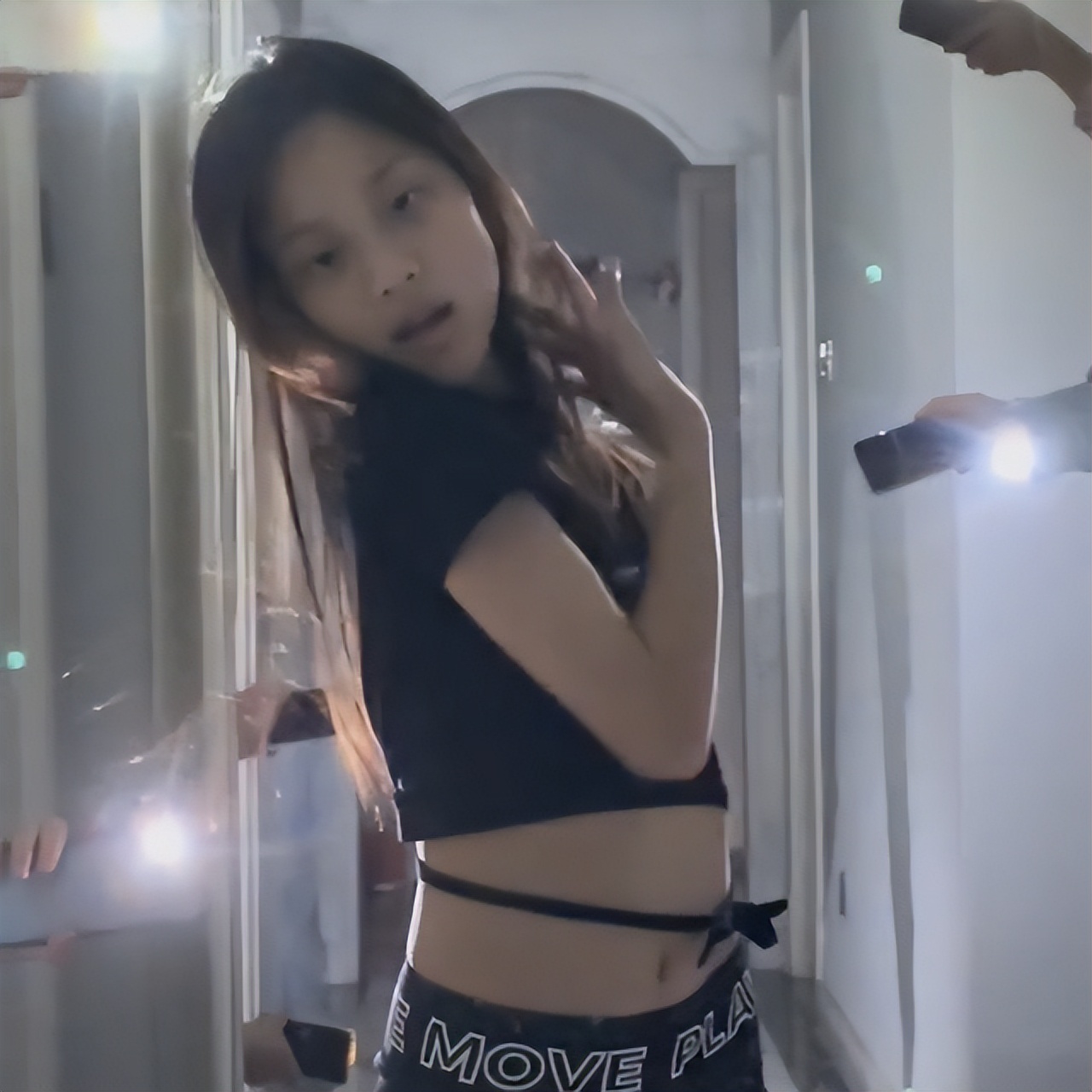 有一种尴尬叫“星二代玩性感”，*裤底**胸部全露，让明星父母都脸红