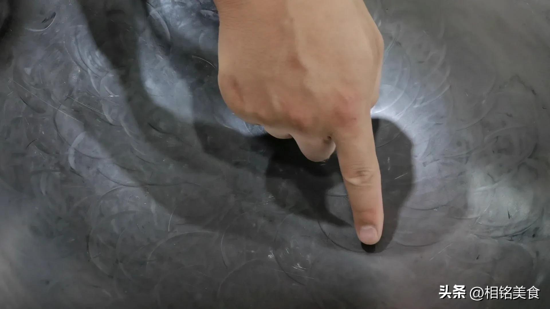 新铁锅怎样开锅小妙招视频,不粘锅的铁锅最佳开锅方法