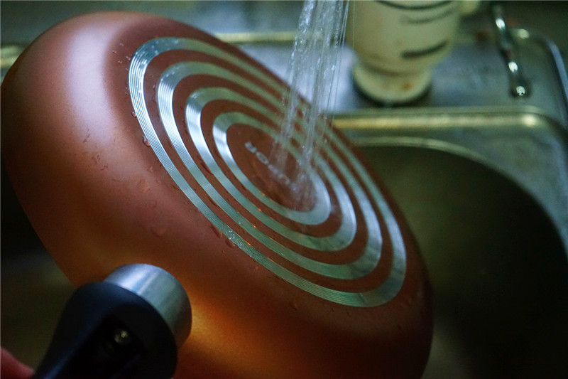 两个鸡蛋一根葱做的鸡蛋饼,两个鸡蛋一碗面粉怎么做好吃