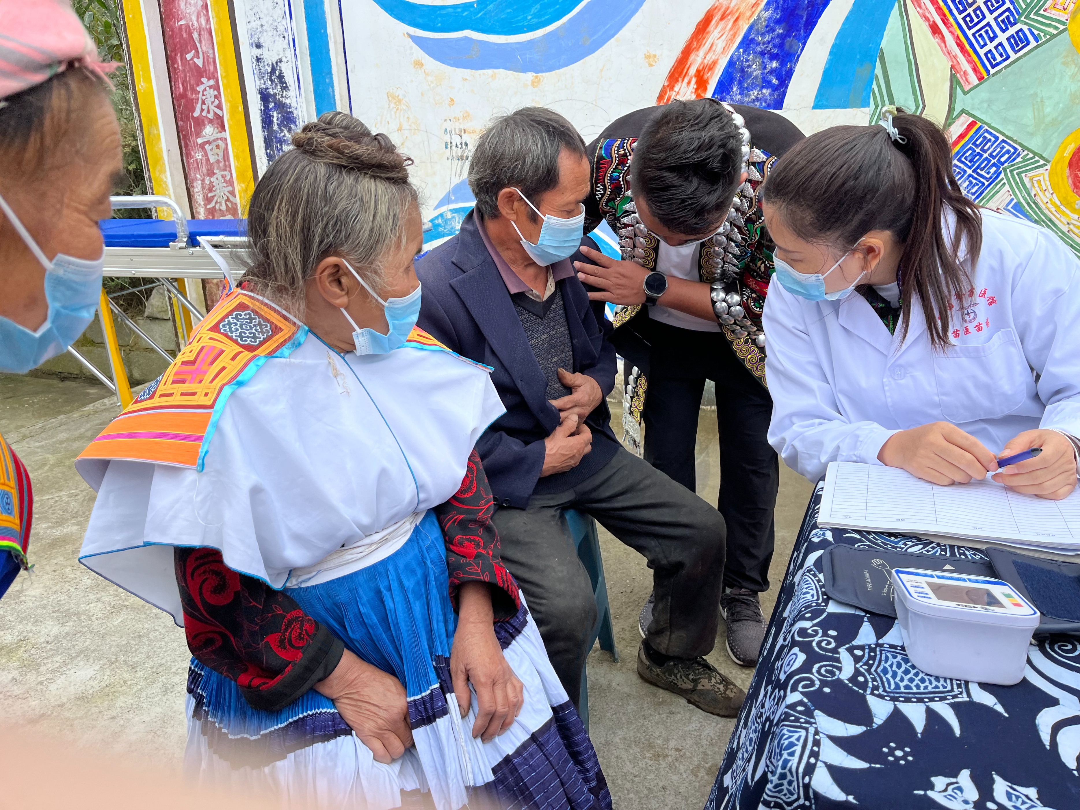 苗医药文化进乡村把健康送到家门口六盘水市苗学会在到钟山区保华镇海螺村开展苗医苗药义诊活动