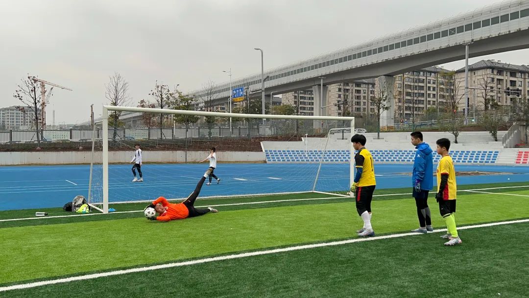 江北中学足球队在2023北碚区校园足球联赛中再夺中学组冠军