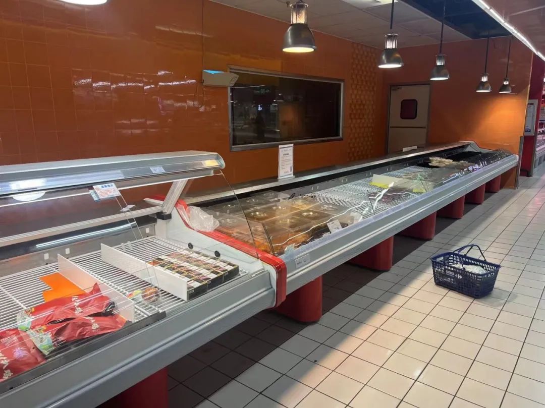 家乐福货架空了,家乐福门店货架大量空置