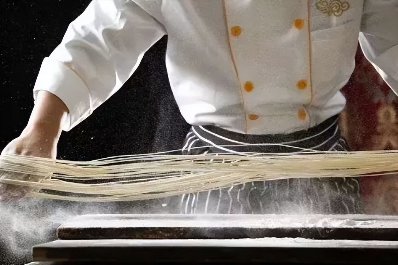 兰州牛肉面一碗有多少面,兰州牛肉面标准几两面