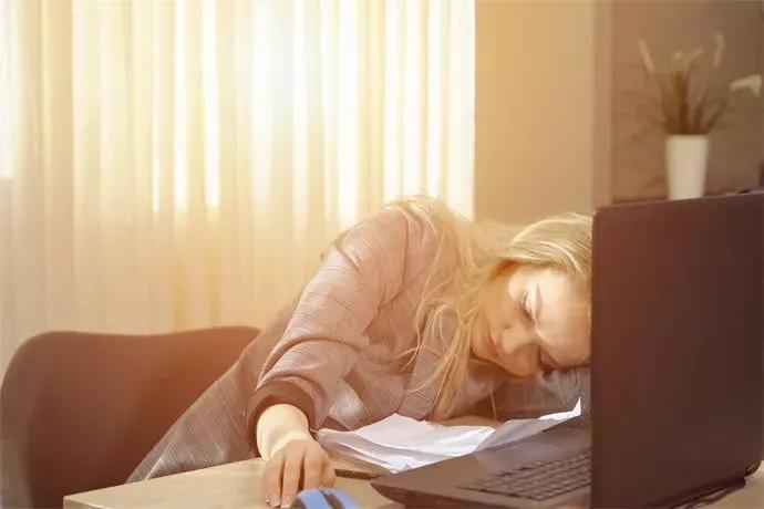 熬夜上火长痤疮怎么办,熬夜后便秘严重解决办法