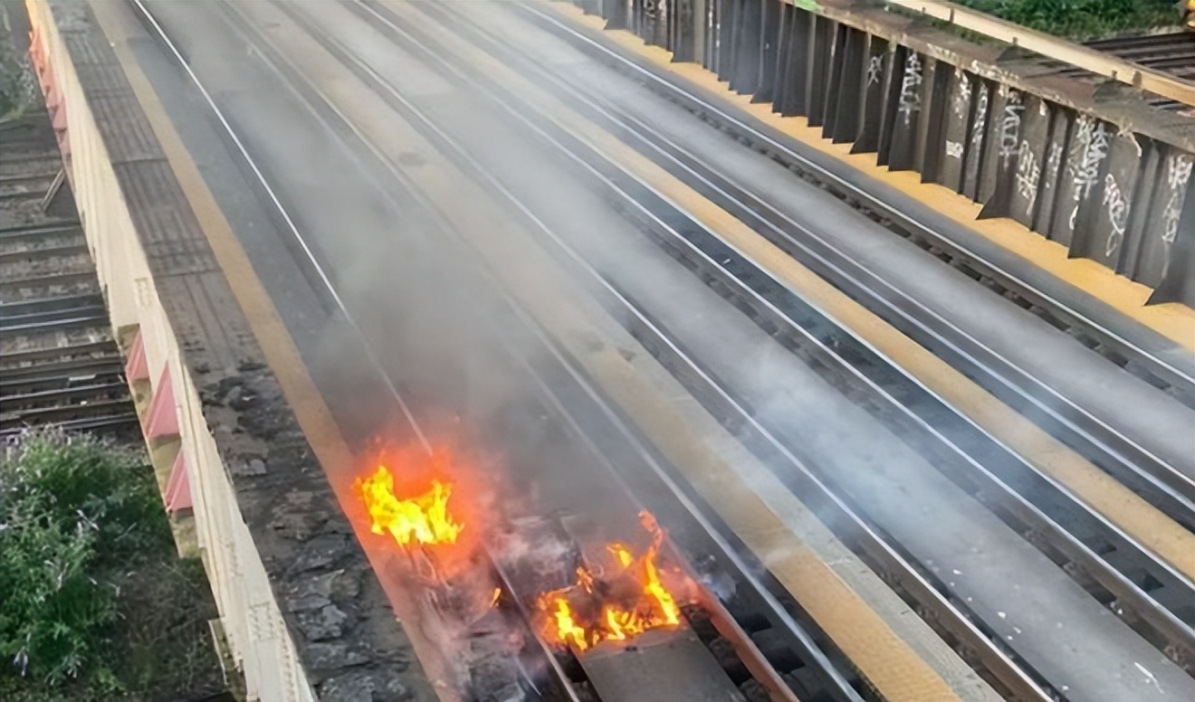 英国基建顶不住高温了：铁轨热着火沥青路弄黑白鞋底