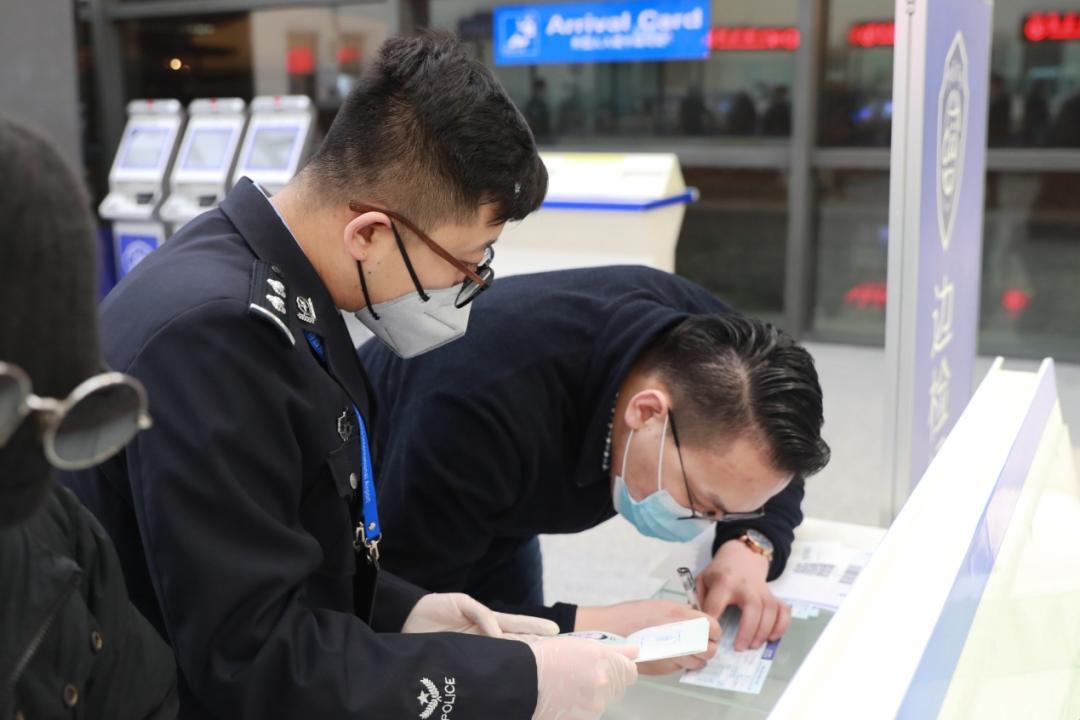 内蒙古首架入境“不隔离”航班平稳降落