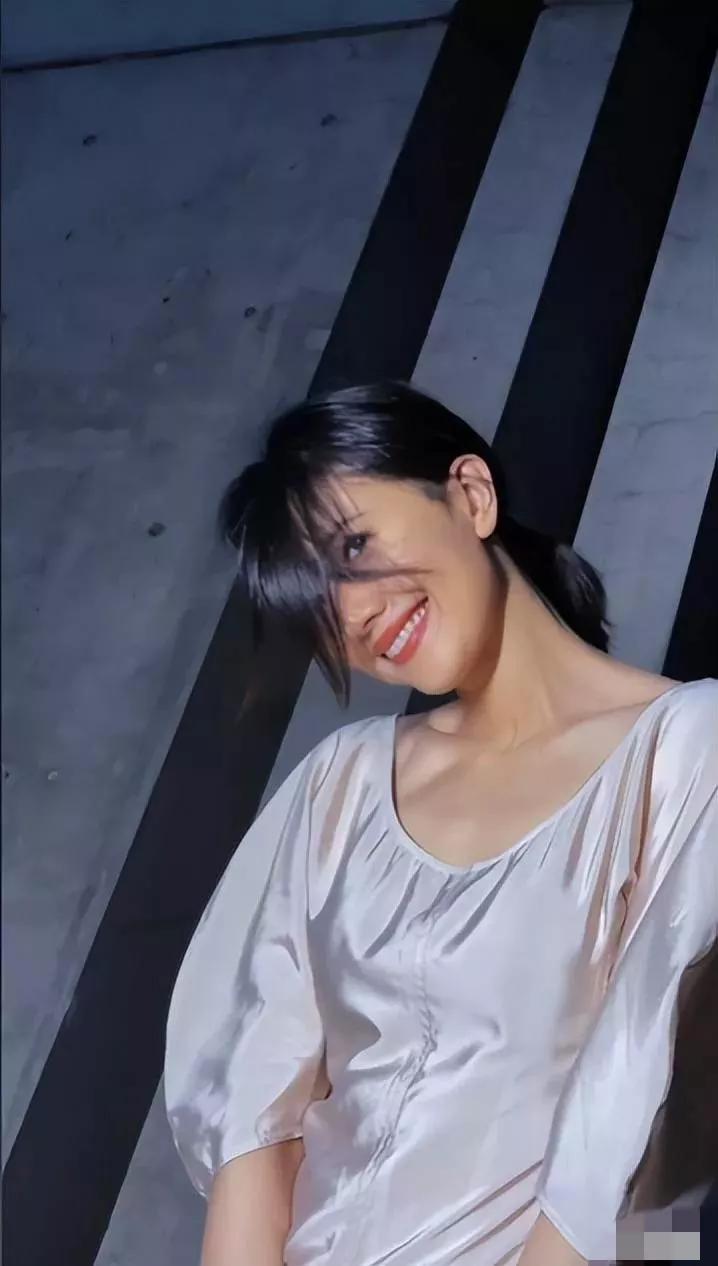 刘亦菲宋轶蓝色礼服,刘亦菲和宋轶谁更美