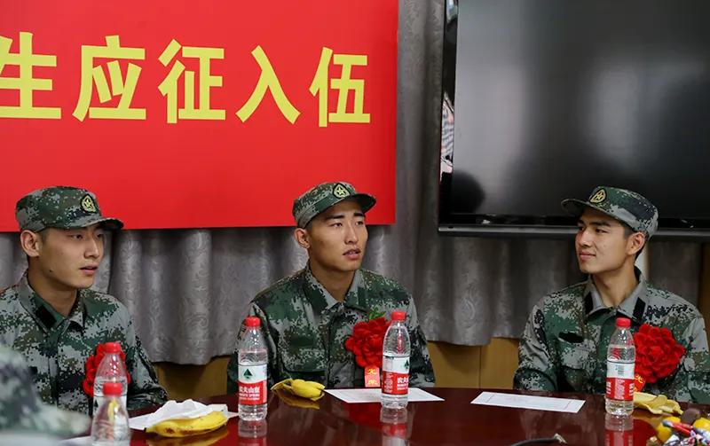 在校大学生当兵和高中毕业生区别,上大学期间当兵和毕业当兵的区别