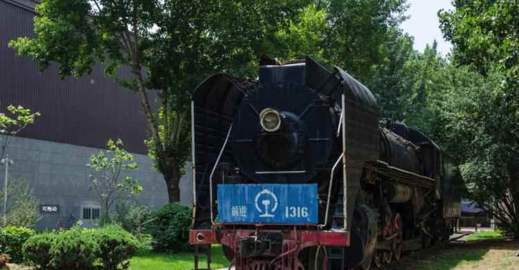 世界上第一艘蒸汽船是谁发明的,世界上第一辆火车是谁发明的