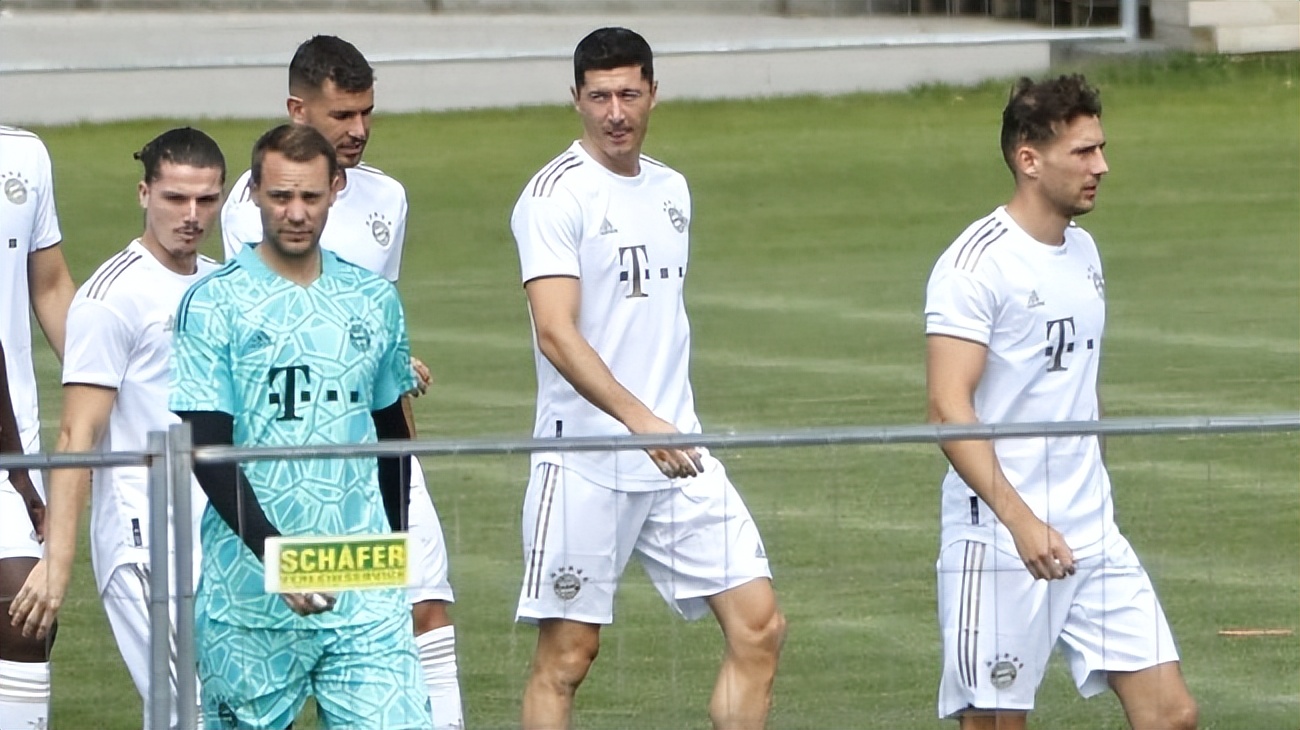 波兰前锋拜仁帽子戏法,神锋成巴西第一人