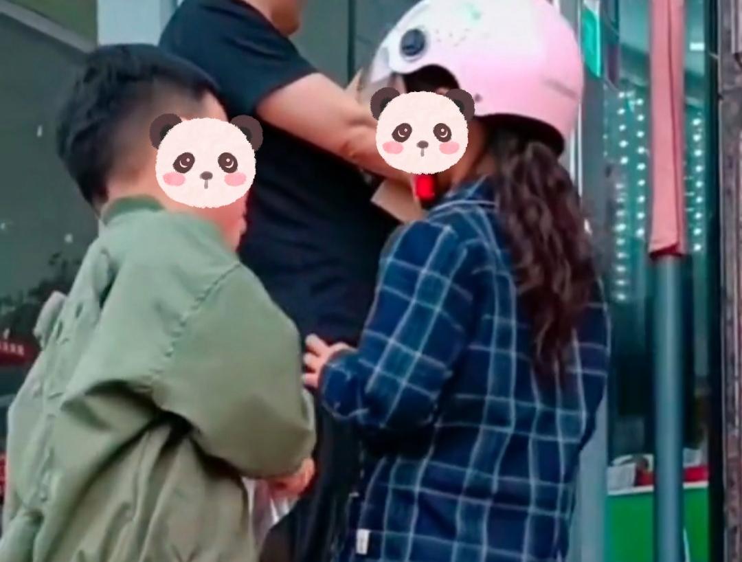 小男孩卖水果遇见同班女生,小男孩卖水果遇到女同学