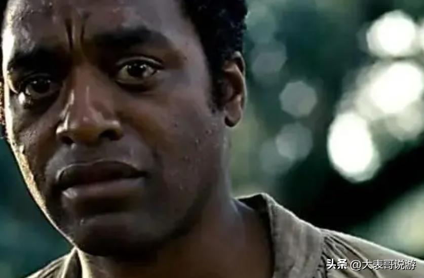 榛戝ゴ鐨勬偛鎯ㄧ敓娲昏嫳鏂囩増,榛戝ゴ鍦ㄨ埞涓婇伃閬囩殑鐢靛奖