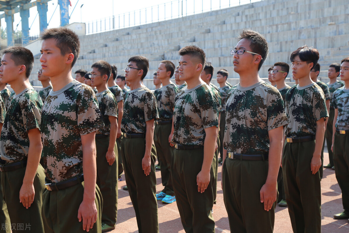 个人简历自我介绍简短范文,大学新生自我介绍简短大气