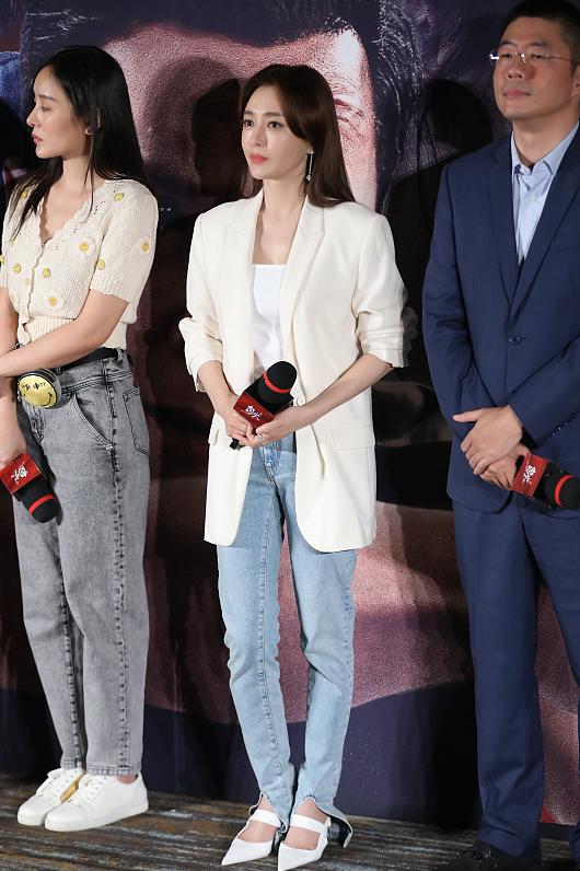 西装黑色好看还是白色好看,白色西装好看还是黑色西装好看