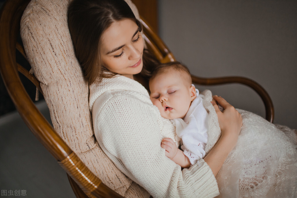 宝宝抱着睡放下醒有什么办法,宝宝入睡必须抱睡怎么办