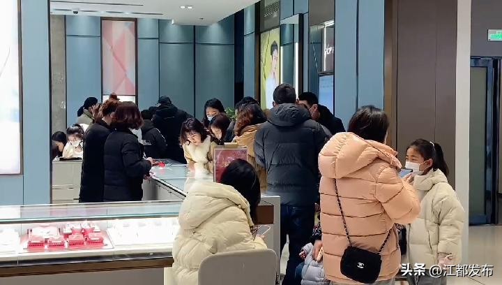 春节期间，探访城区各大商场：吃喝娱乐“火”翻天四大商场人气旺