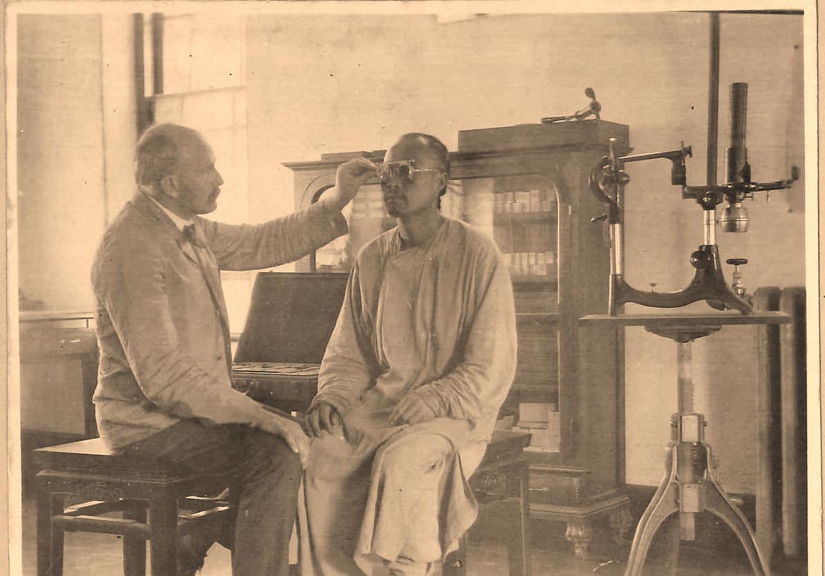 老日军女兵老照片,女子身着日本侵华军装露脸