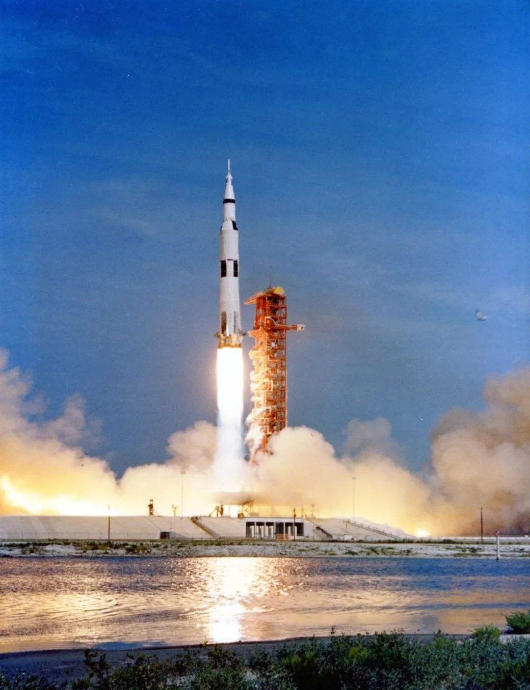 真不如60年前的土星五号发动机?中国最大推力液发成功:推力500吨