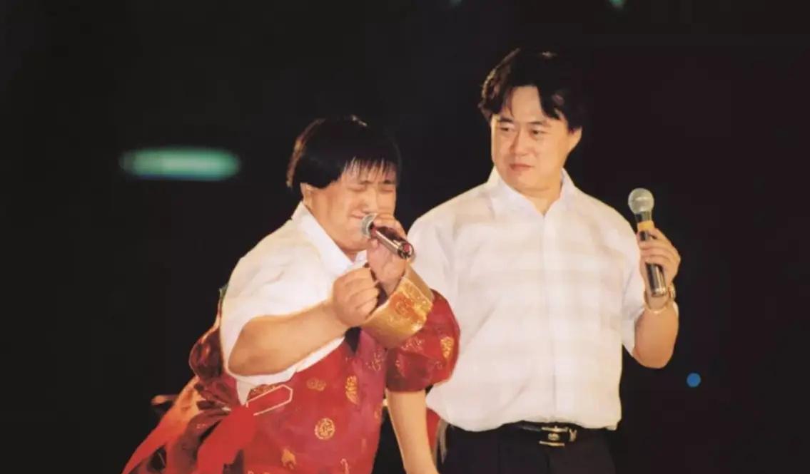 高清老照片：旗人格格大腿岔开豪放洗衣，地主三妻四妾不输女明星