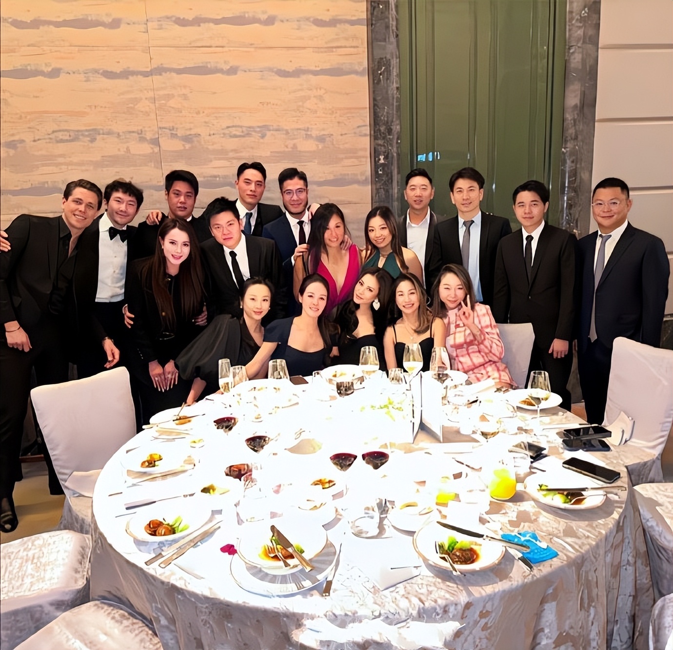 何超欣奚梦瑶一起玩,何超欣和李嘉欣同框