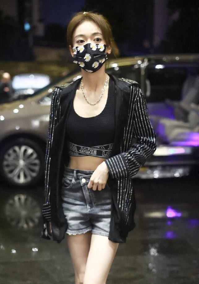 牛仔短裤会搭配才能穿出时尚风,欧美时尚博主牛仔短款穿搭