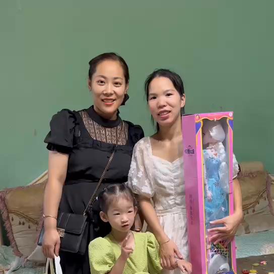 朋友家小宝过生日,准备了礼物送她,小宝挺喜欢送的爱莎公...