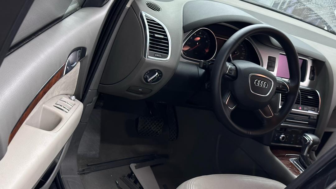 奥迪q7报废厂,老款奥迪q7出车祸