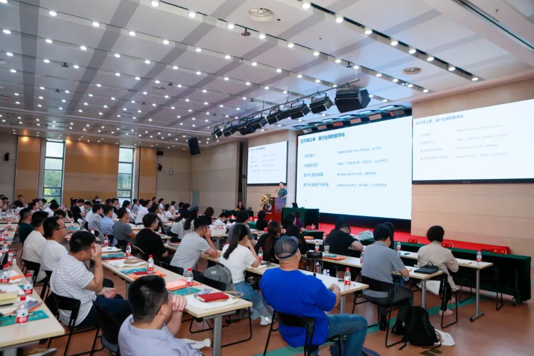 2023年“暾耀金陵”经管论坛暨*京大南**学商学院2024MBA隆重举行