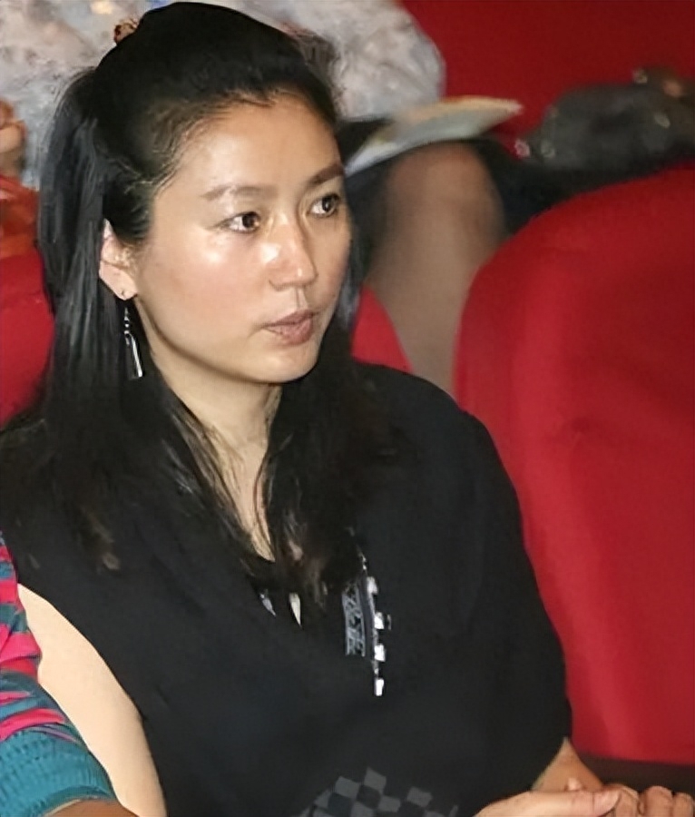 央视一姐王小丫的视频,央视主持人王小丫2000年身体状况