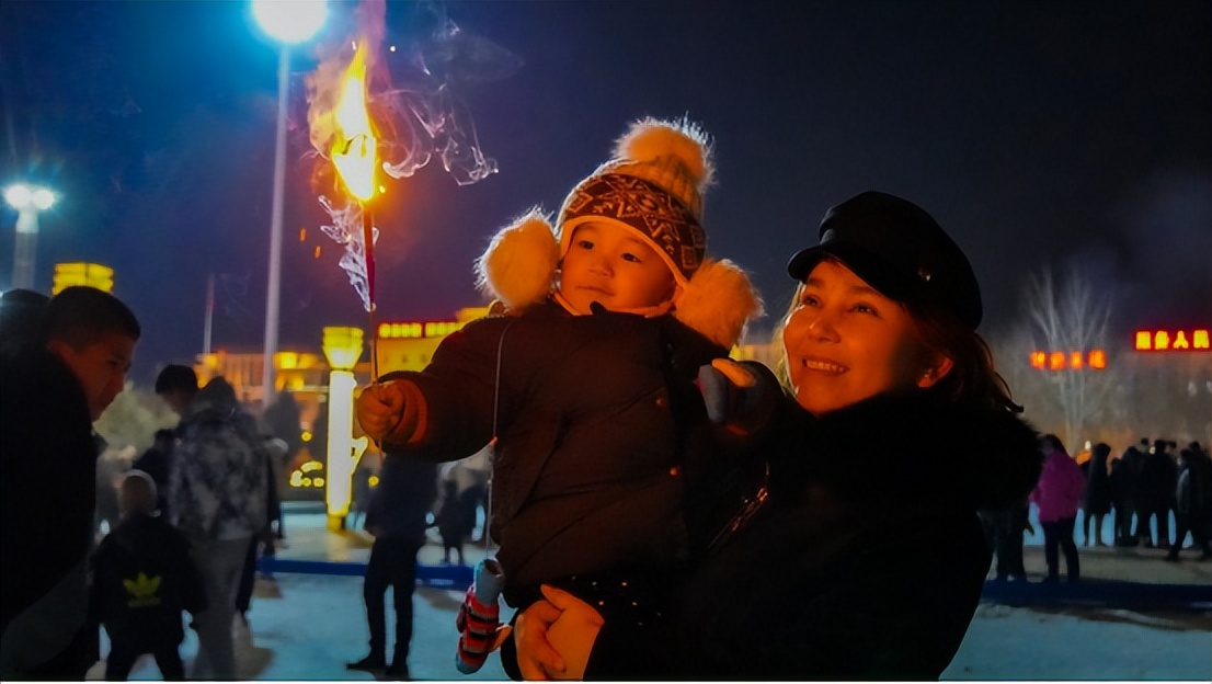 欢天喜地喜笑颜开迎新年,烟花绽放尽开颜欢天喜地迎新年