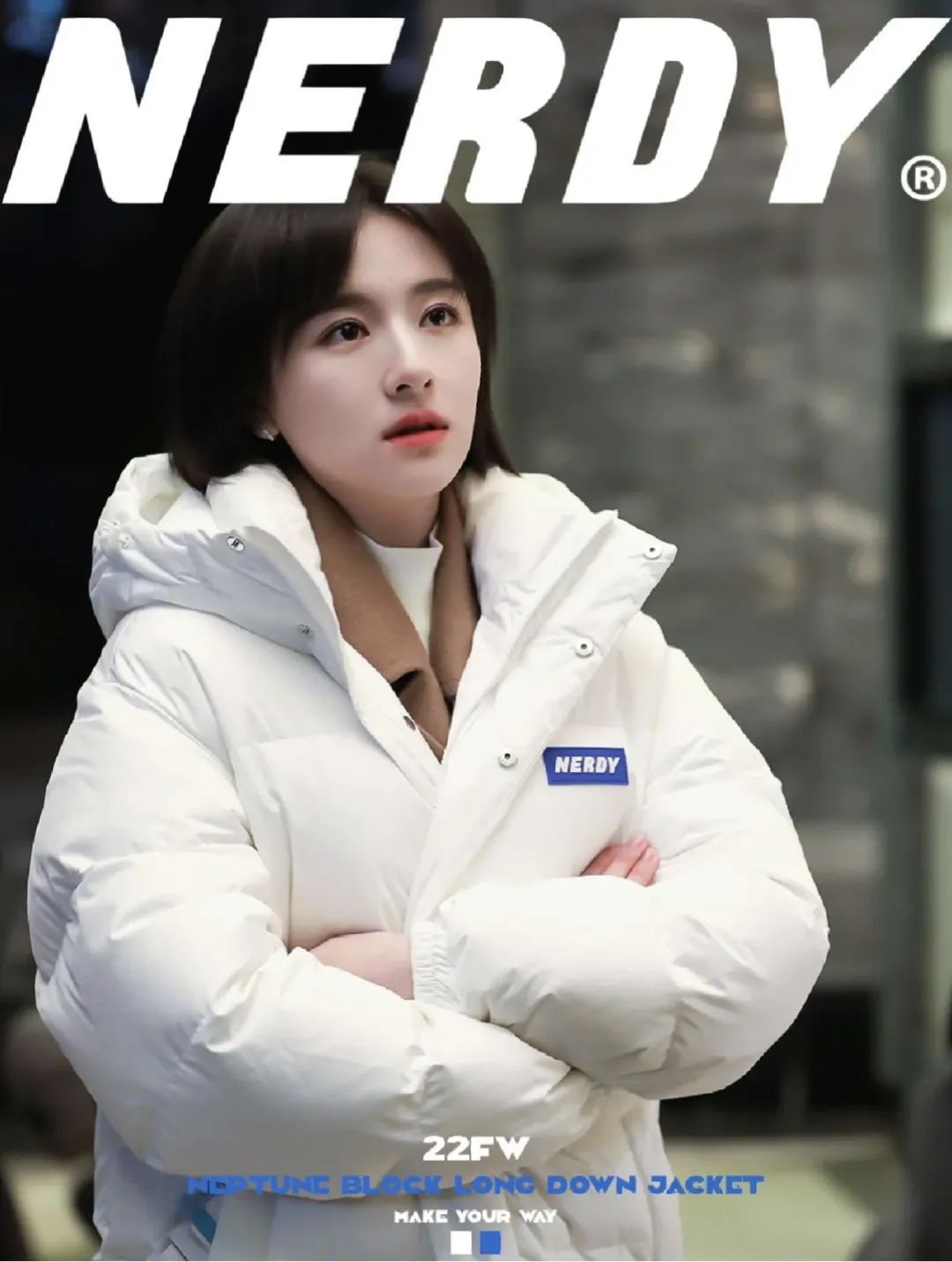 羽绒服卫衣裙搭配,今年流行穿搭羽绒服加什么靴子