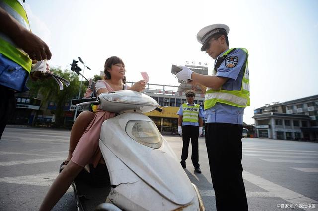 无牌电动三轮车被扣15天怎么处理,电动三轮车被交警扣了怎么要回来