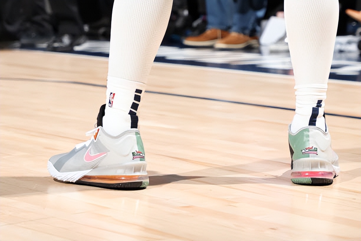 附加赛拉塞尔上脚鞋,拉塞尔李宁比赛