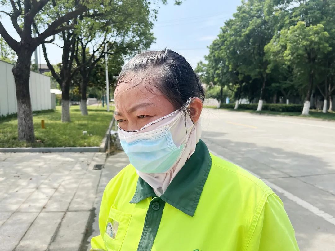 烈日下他们挥汗奋战,烈日下他们穿针引线