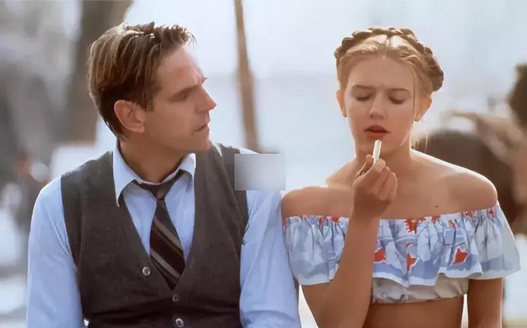 妈妈在地铁上为女孩拍摄成人视频的视频，刷爆软色情无数！