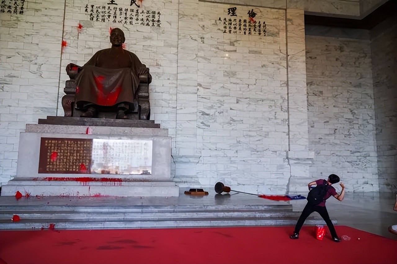 雕像被斩首、枪击、泼油漆！“*独台**分子”为何这么痛恨蒋介石？