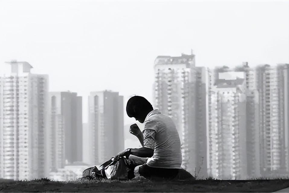 他从事间谍活动多年，业余写小说爆火，却因为写得太逼真而暴露