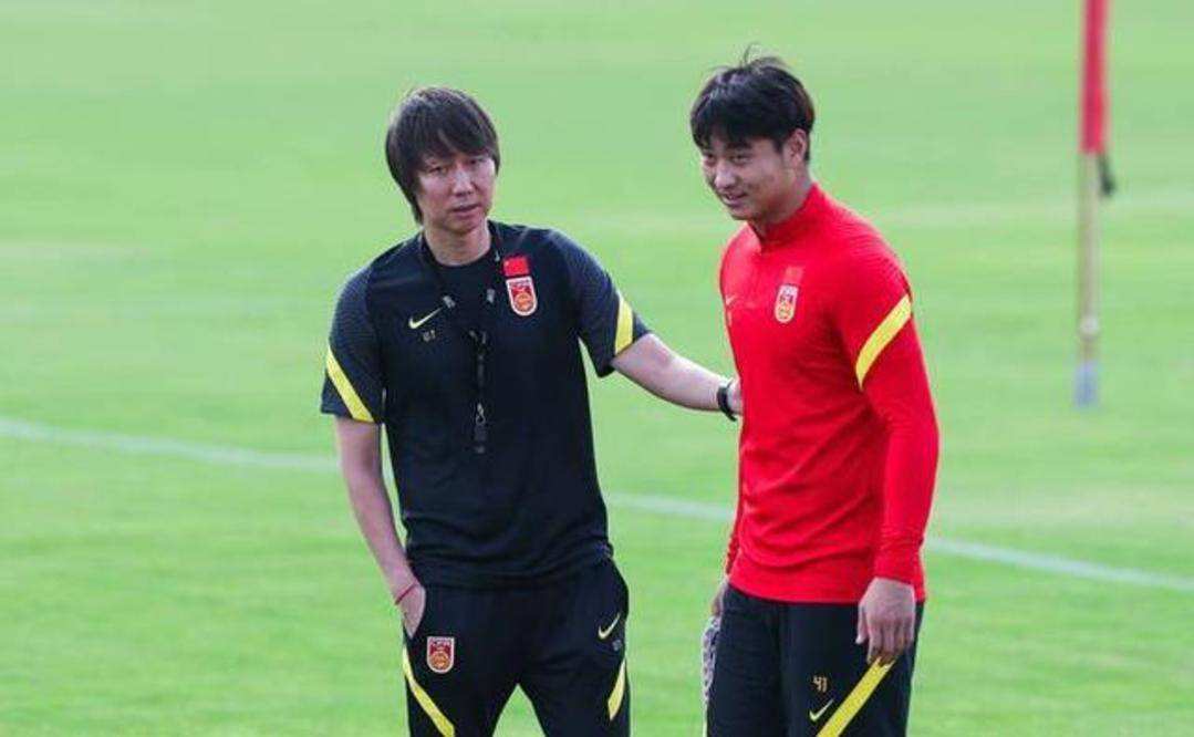 武磊新消息上港,中国足球小将启程央视新闻