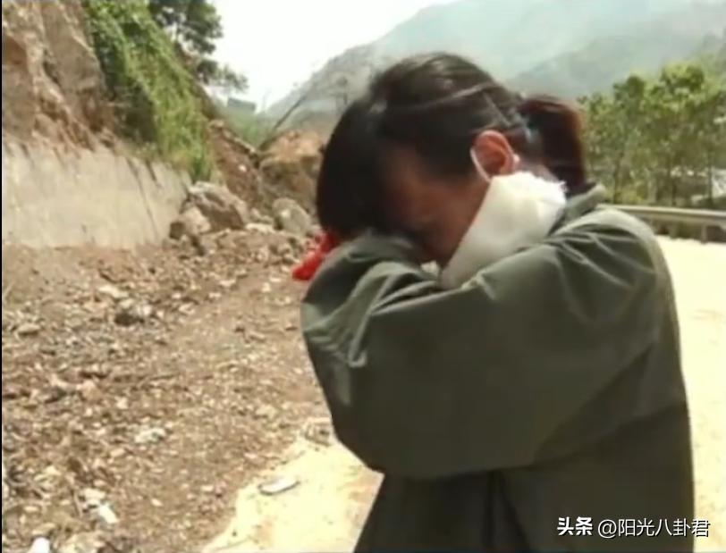 十年前汶川主持人落泪,2008年汶川大地震李小萌实地采访