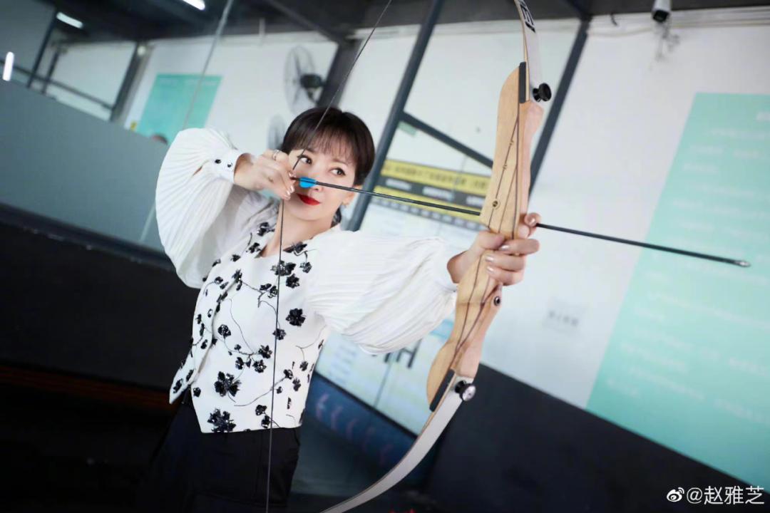 赵雅芝既优雅端庄又调皮可爱,70岁的赵雅芝滑滑板