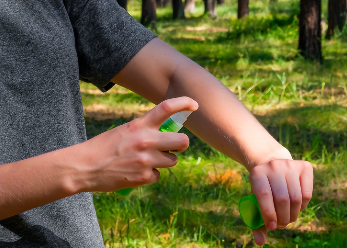 被叮了一口手上肿了个大包,被叮了一下肿了个大包