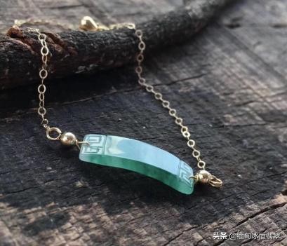 翡翠手镯被摔出裂纹还能戴吗,翡翠手镯摔碎还可以卖吗