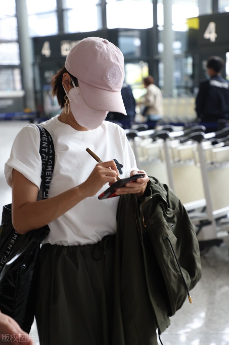 马伊琍最新穿搭羽绒服现身机场,马伊琍短裤现身机场