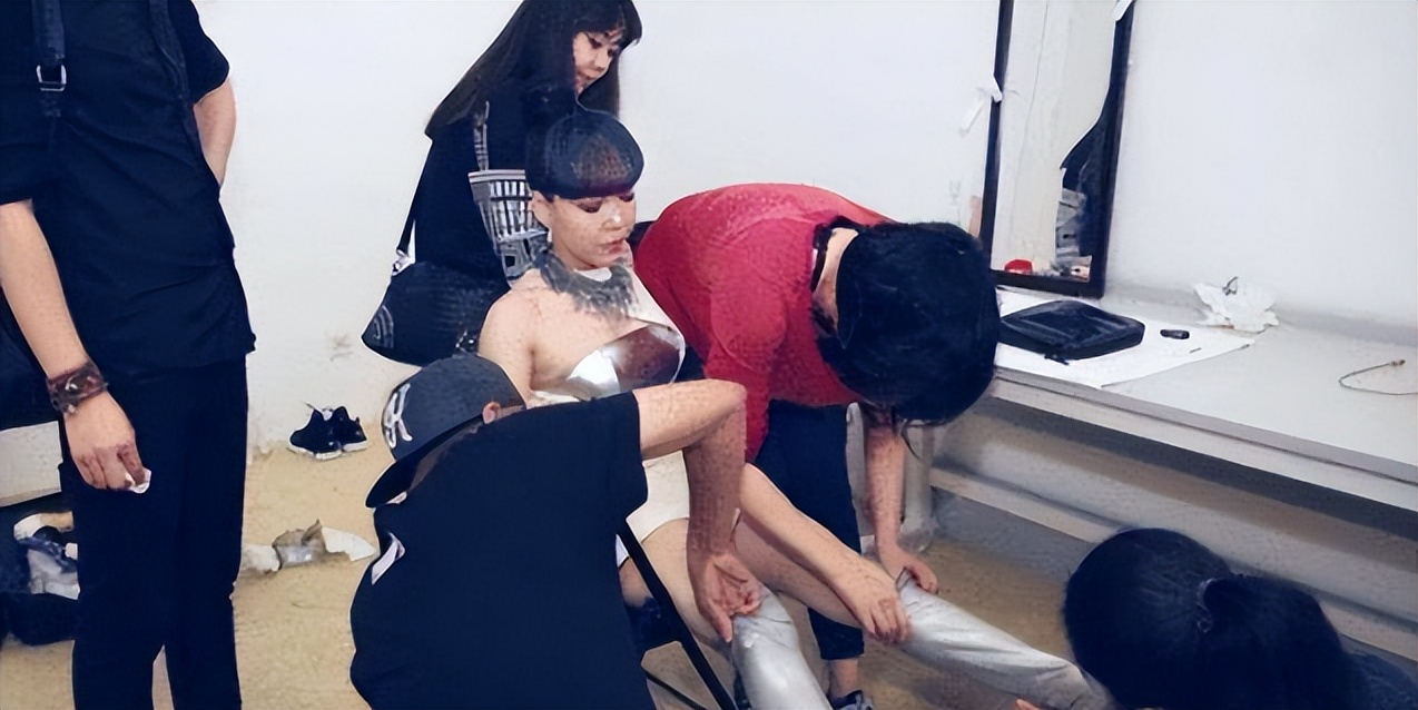 人前明星人后大爷,浴缸陪睡跪地穿鞋,这都是谁给的底气?