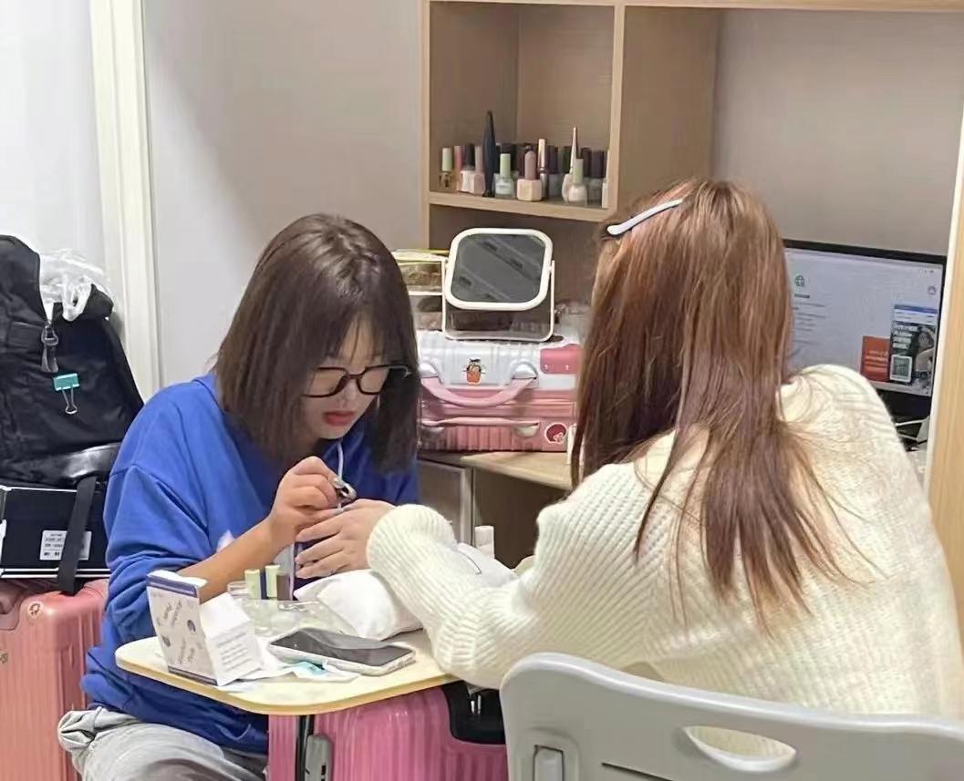 00后大学生月入过万，靠“宿舍美甲”获经济自由，毕业前喜提新车