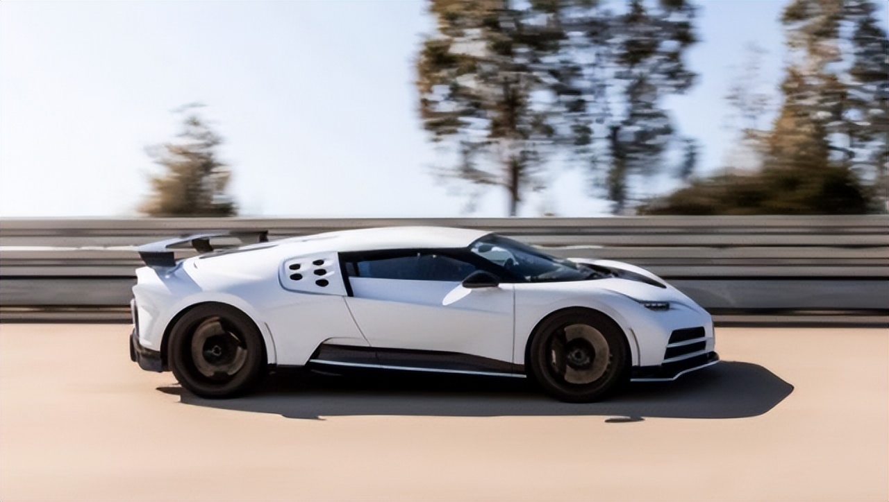 壕！保镖刚撞毁布加迪威龙，C罗又巨资买了1辆豪车，全球仅售10台