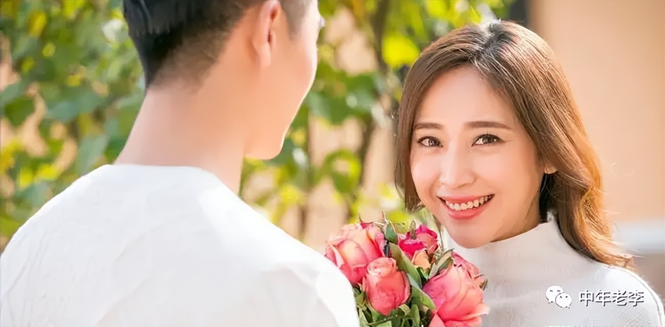 相亲离异女人怎样追求,相亲离异女生对你有意思的表现