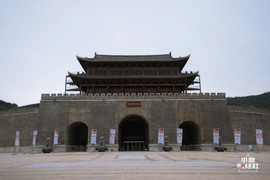 景德镇所有的东西都跟瓷器有关系,景德镇的陶瓷在窑里